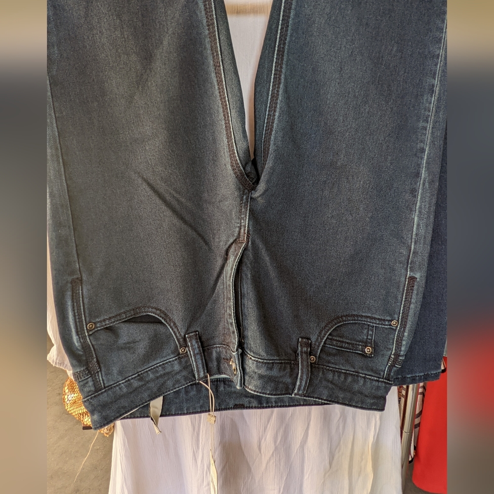 New w Tags BCBG stretch mid rise tapered bottom jeans 27